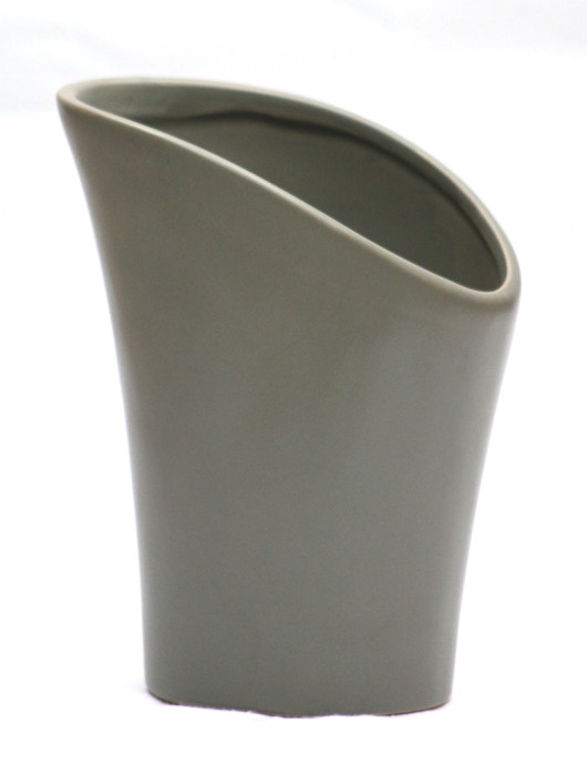 Jarrón gris con abertura ancha.